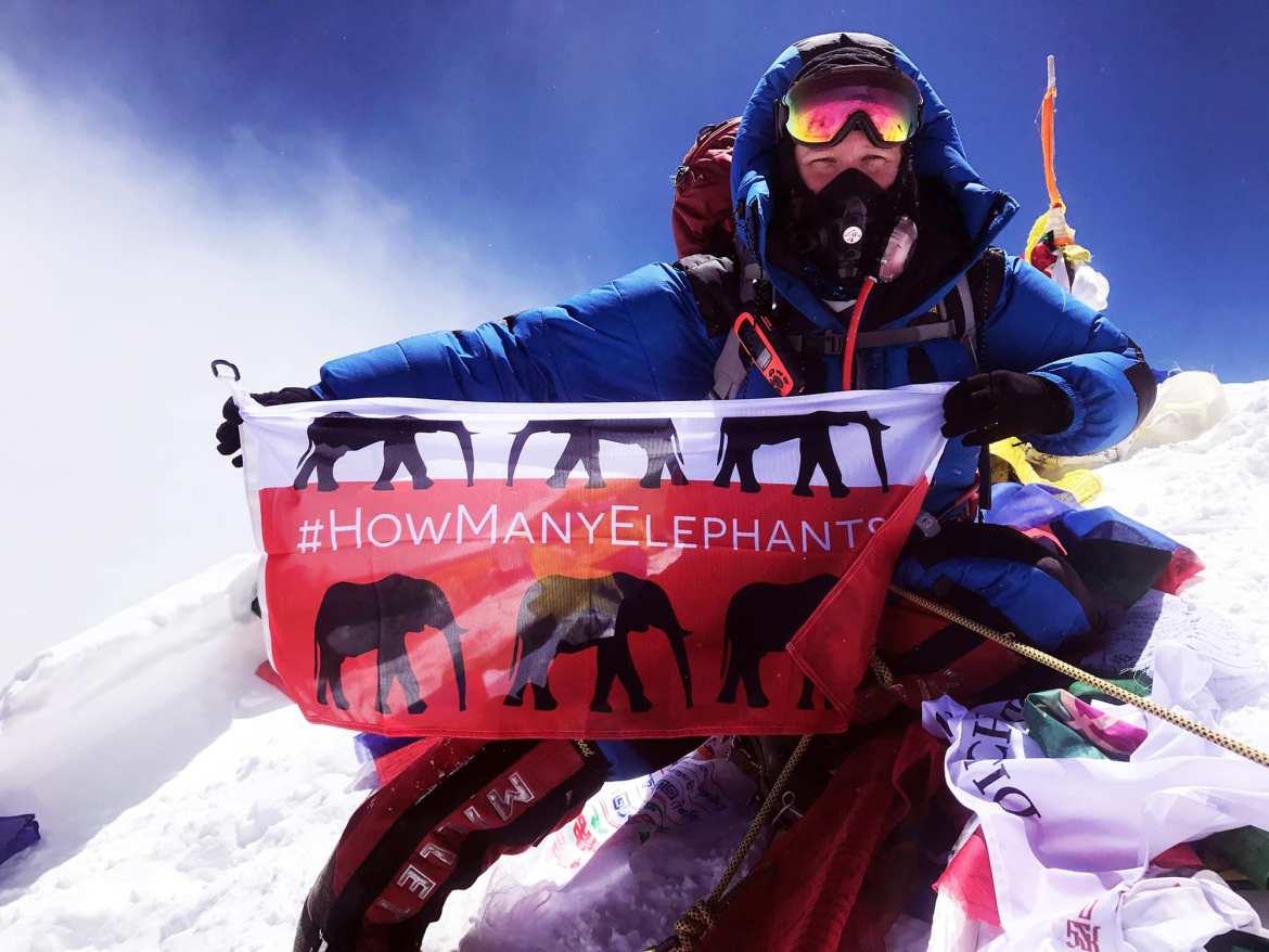 holly budge holds how many elephants flag at the top of mount everest